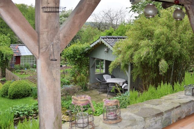 Terrasse Blick auf Gartenhaus